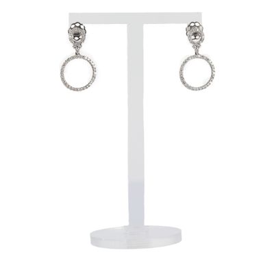 gros plan d'une paire de boucles d'oreilles sur un support