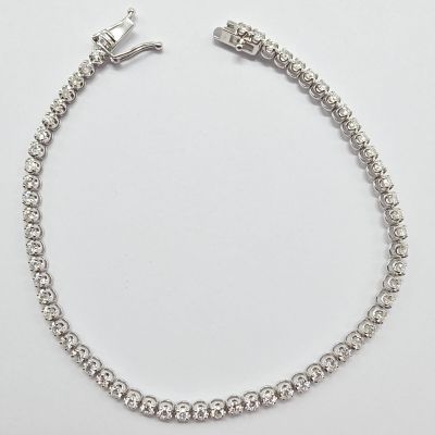 gros plan d'un bracelet sur une surface blanche