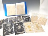 un lot de cartes posées sur une table