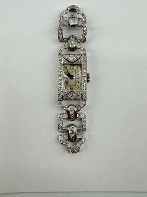 gros plan d'une montre-bracelet sur une surface blanche