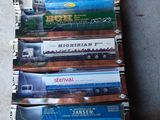 une pile de petits trains empilés les uns sur les autres