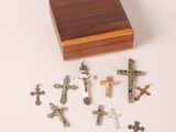 une petite boîte en bois ornée d'une série de croix
