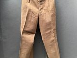 une photo d'un pantalon suspendu à une corde à linge