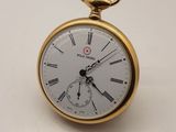 une montre de poche en or avec des chiffres romains sur le cadran