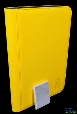 un gros plan sur un classeur jaune orné d'un bouton blanc