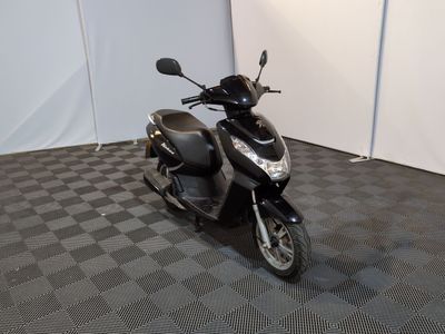 un scooter garé sur un sol à damier