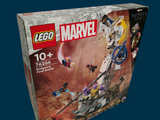 une boîte de Lego posée sur un fond bleu