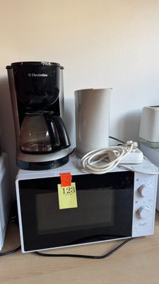 un micro-ondes et une cafetière posés sur un plan de travail