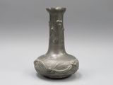 un vase en argent posé sur une table