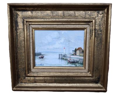 une peinture à l'huile représentant un bateau dans un port, avec une maison en arrière-plan