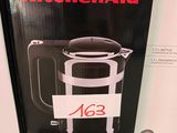 une boîte sur laquelle figure l'image d'une bouilloire KitchenAid