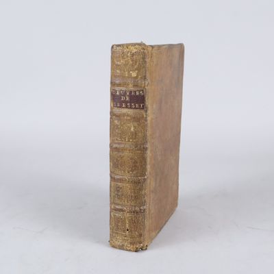 un vieux livre posé sur une surface blanche