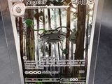 une boîte en plastique sur laquelle est représenté un vaisseau spatial