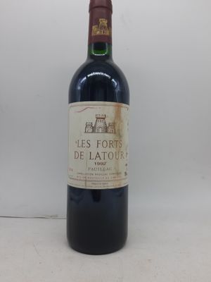 bouteille de vin rouge sur une table blanche sur fond blanc