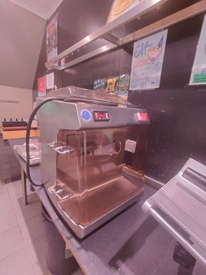 une machine à café posée sur le comptoir d'un restaurant