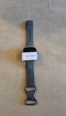 une Apple Watch posée sur une table, à côté d'un décapsuleur