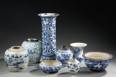 plusieurs vases et bols bleus et blancs posés sur une table