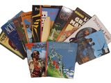 une pile de livres posés sur une table