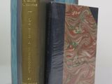 deux livres posés l'un sur l'autre sur une table