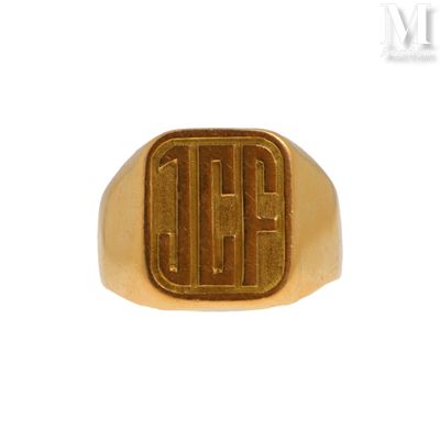 une image représentant une chevalière en or ornée d'un monogramme