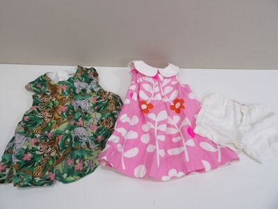 deux robes posées l'une à côté de l'autre sur une table blanche