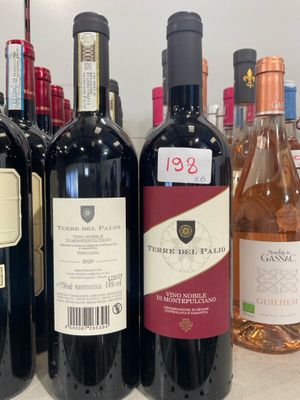 plusieurs bouteilles de vin sont alignées sur un comptoir