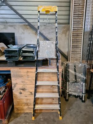 une échelle appuyée contre un mur dans un garage