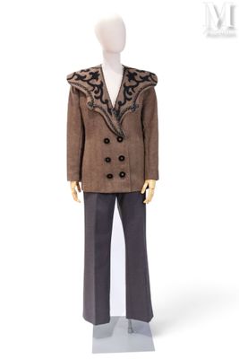 un mannequin vêtu d'un manteau et d'un pantalon marron