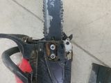a chainsaw that is sitting on the ground next to a saw