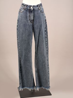un mannequin vêtu d'un jean et d'un haut blanc