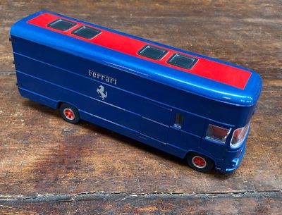 un petit bus en bois posé sur une table en bois