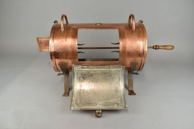 une petite horloge posée sur une table