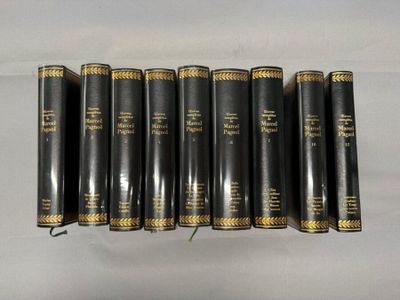 six livres sont alignés sur une étagère posée sur une surface blanche