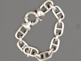 un gros plan sur un bracelet à chaîne en argent orné d'un crâne