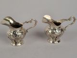 paire de vases plaqués argent, munis d'anses et de poignées