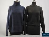 deux pulls pour femme présentés sur des mannequins posés sur un présentoir à mannequins