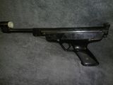un pistolet posé par terre