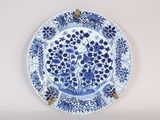 une assiette bleue et blanche ornée de fleurs bleues