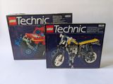 deux boîtes de lego technics posées sur une table