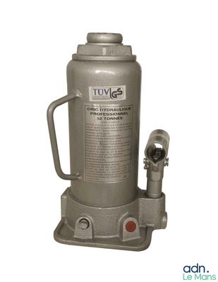 une image représentant un cric hydraulique à bouteille muni d'une poignée
