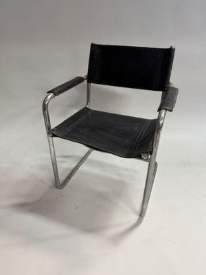 une image représentant une chaise en cuir noir et chrome sur fond blanc