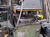 une machine qui se trouve au milieu d'un bâtiment