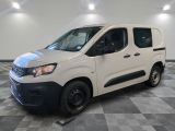 la camionnette blanche est garée sur un sol carrelé en damier