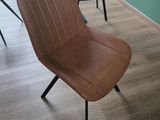 une chaise qui se trouve devant une table
