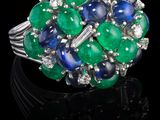 une bague à grappes d'émeraudes, de saphirs et de diamants