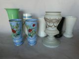 quatre vases posés les uns à côté des autres sur une table