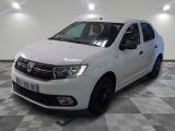 une photo d'une dacia blanche garée dans un garage