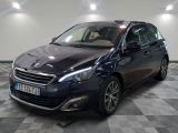 la voiture bleue est garée sur un sol en damier dans le garage