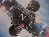 L'affiche du film, à l'occasion de sa sortie, montre un homme en costume tenant un pistolet.