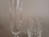 deux verres posés l'un à côté de l'autre sur une table